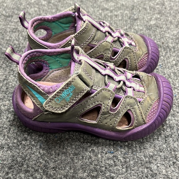 OshKosh size 6 toddler sandals - Picture 2 of 3